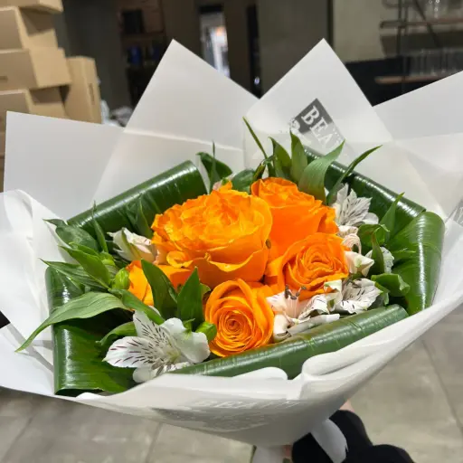 ramo de  6 rosas naranjas con papel coreano 